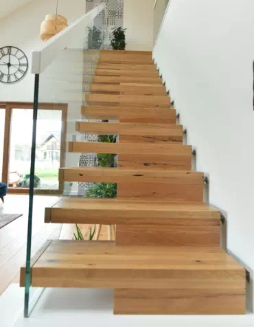 drewniane schody wewnętrzne ze szklaną balustradą