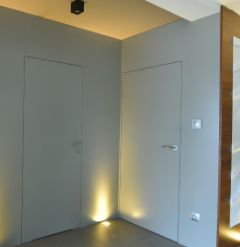 Drzwi oraz podświetlane ściany