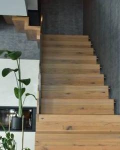 drewniane schody wewnętrzne