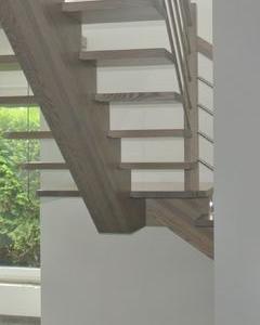 schody drewniane ażurowe