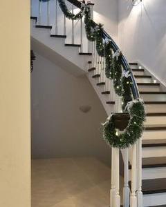 klasyczne schody z balustradą