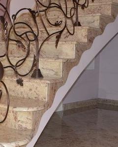 schody granitowe z kutą balustradą