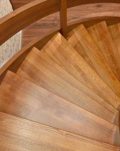 proste drewniane schody